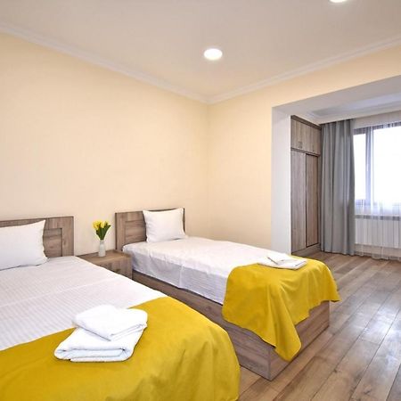 2 Bedroom Apartment, Quiet And Spacious Jerevan Eksteriør billede