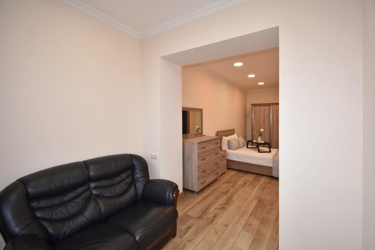 2 Bedroom Apartment, Quiet And Spacious Jerevan Eksteriør billede