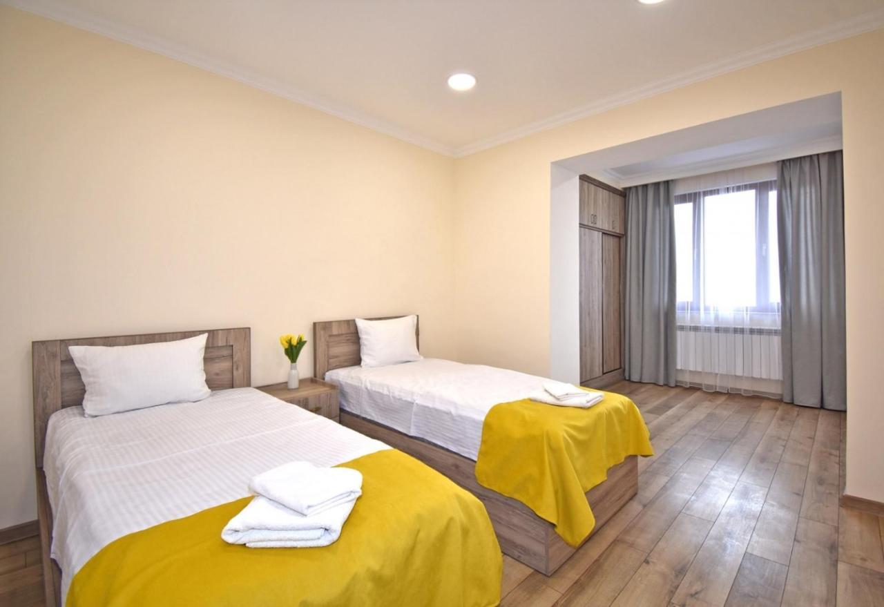 2 Bedroom Apartment, Quiet And Spacious Jerevan Eksteriør billede