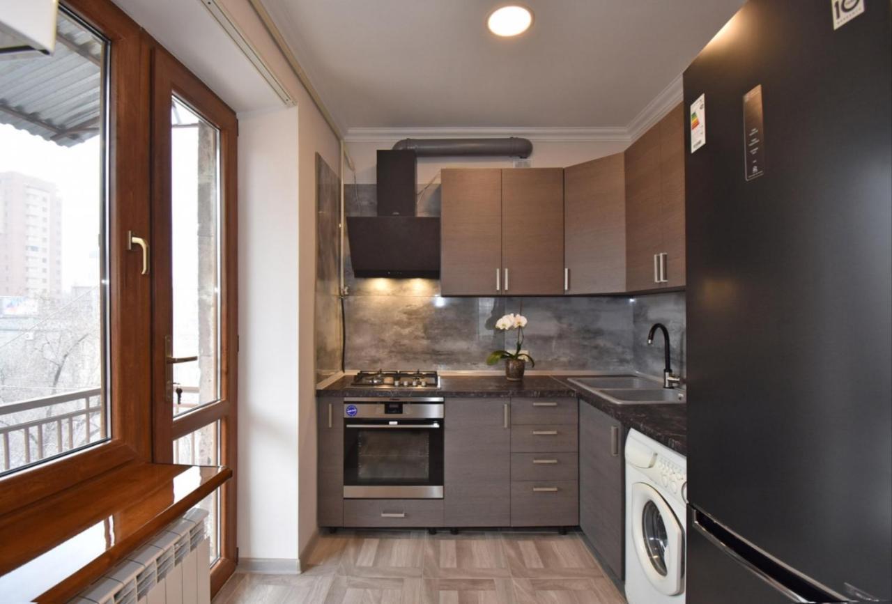 2 Bedroom Apartment, Quiet And Spacious Jerevan Eksteriør billede